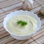 Garlic sauce for chicken made from sour cream, mayonnaise, garlic, herbs