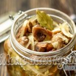 Mushrooms marinated with onions without boiling