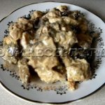 Chicken with mushrooms and cheese in sour cream sauce