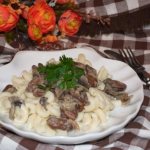 Chicken hearts in sour cream with mushrooms