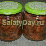 Pickled saffron milk caps for the winter