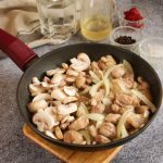 Meat with champignons in a frying pan. Recipe with photo 