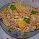 Bean salad with croutons and smoked sausage and Korean carrots
