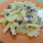 Stewed potatoes with mushrooms in sour cream. Recipe for oven pots 