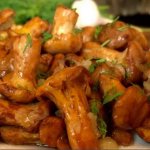 Fried chanterelle mushrooms with garlic in butter